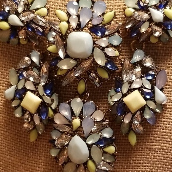 Beautiful vintage style statement necklace. - Picture 4 of 6